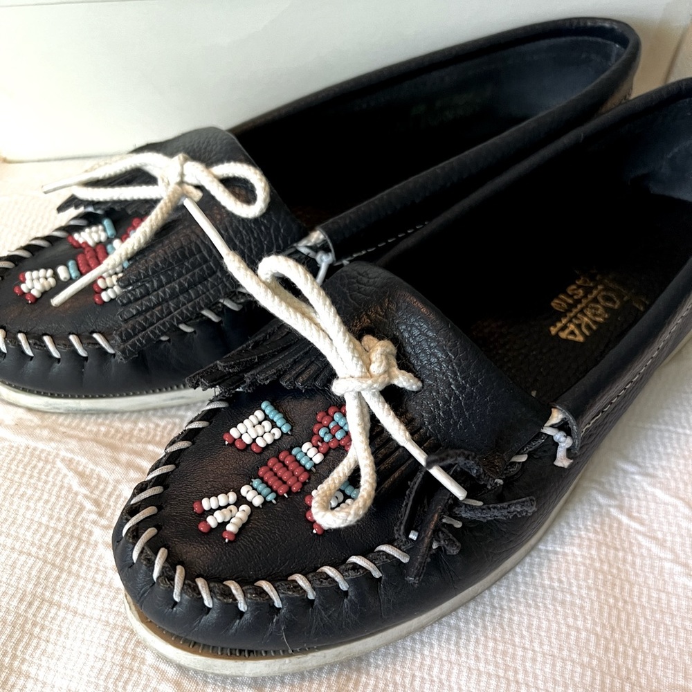 Minnetonka Navy Leather Thunderbird Boat Moccasin Slip-on Loafer shoe